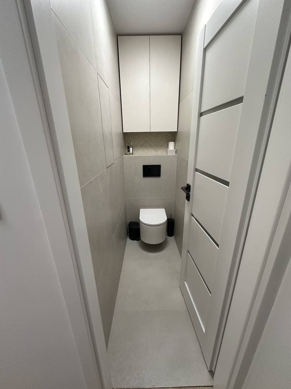 WC so závesnou sanitou a svetelnými líniami v podhľade