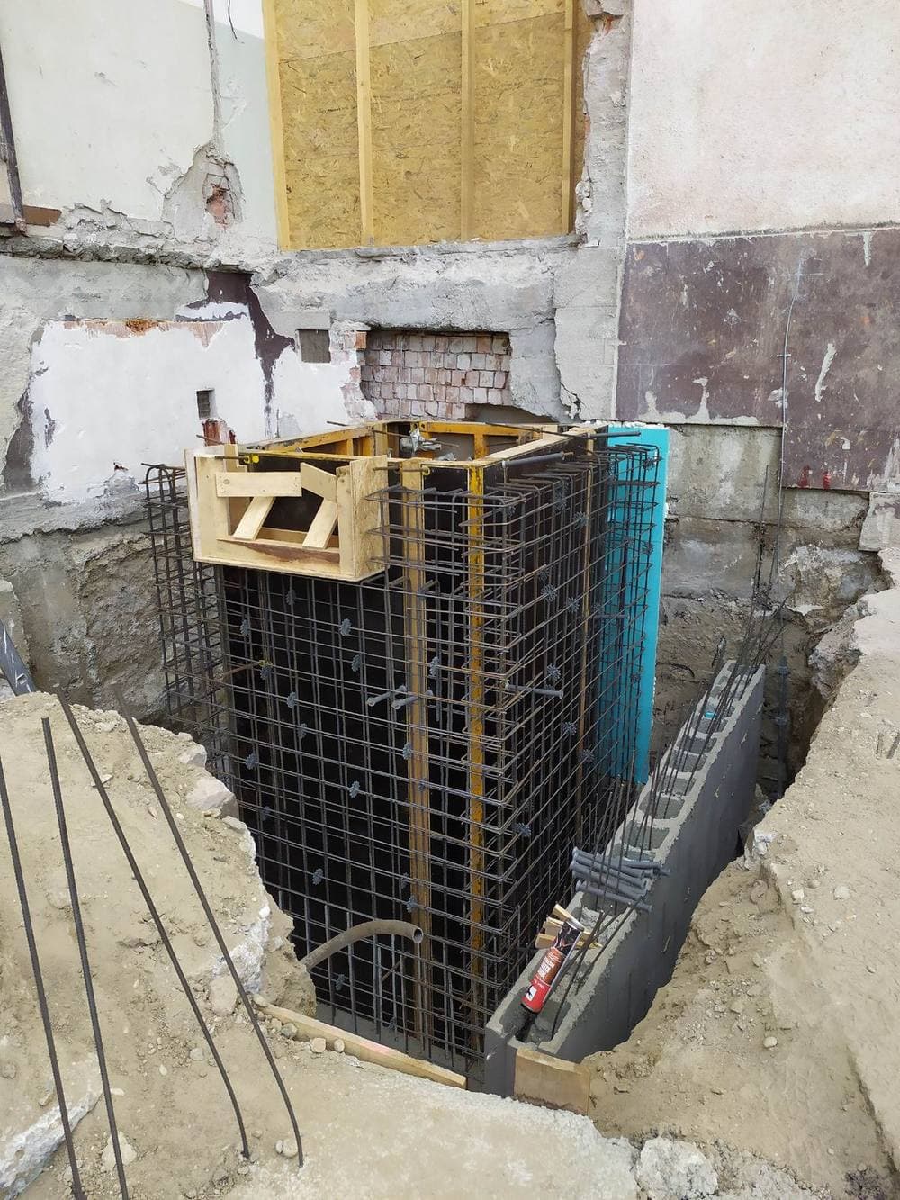 Nová výťahová šachta — armovanie a debnenie