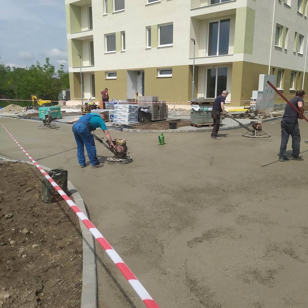 Spevnené plochy a parkovanie pred domom